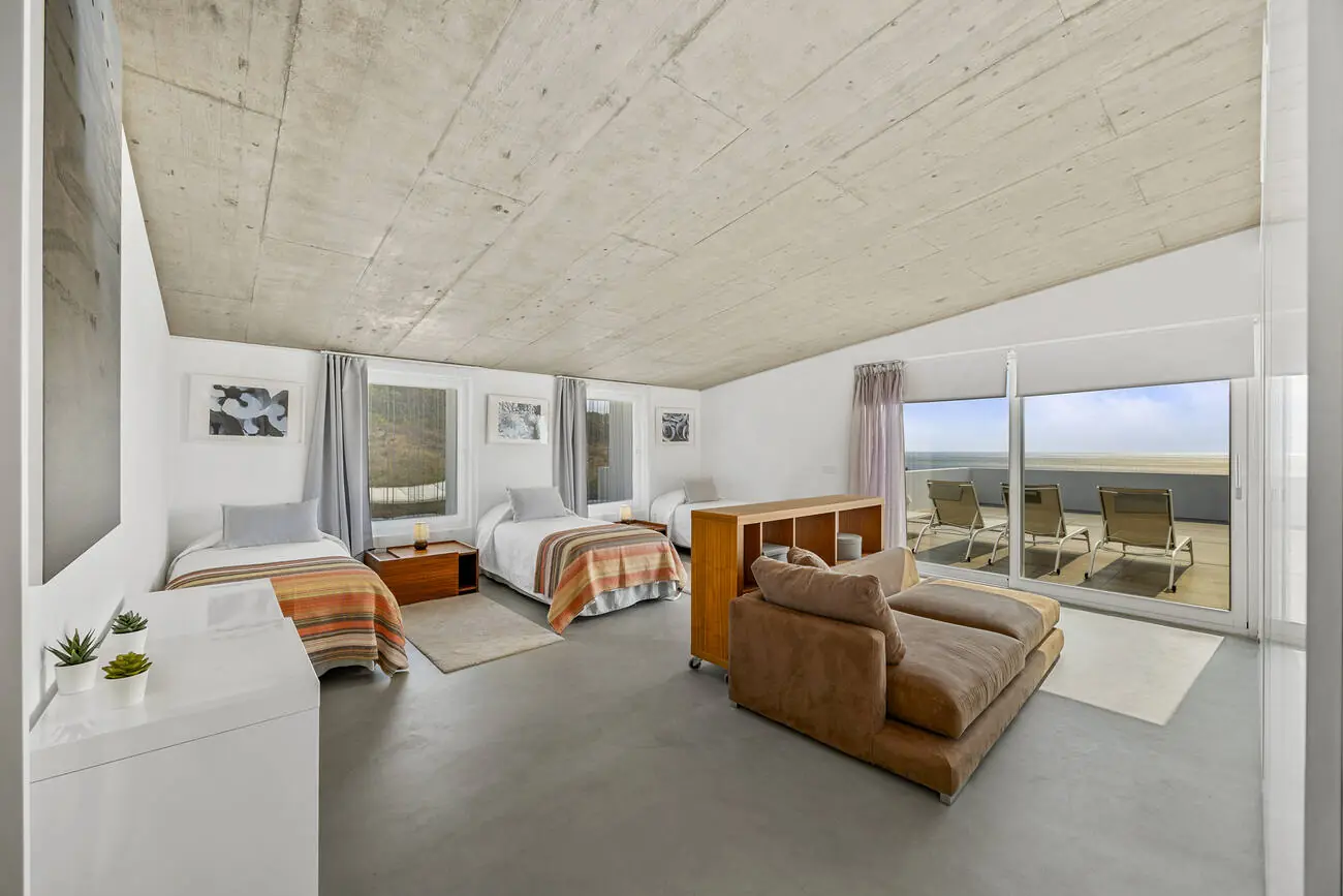 Bedroom 07 — Triple with three singles and sea view